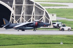 格納庫から移動する米海兵隊のAV8Bハリアー=4日午後、米軍嘉手納基地(読者提供)