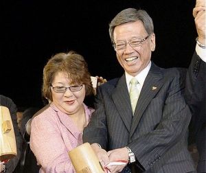 知事選で当選を決め、翁長雄志さん(右)と鏡開きする妻の樹子さん=2014年11月16日