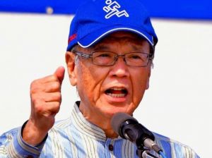 米軍普天間飛行場の名護市辺野古移設に反対する「県民大会」で登壇した沖縄県の翁長雄志知事=12日午後、那覇市の奥武山公園