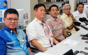 会見で玉城デニー氏への推薦を発表する会派おきなわの県議ら=23日、県議会