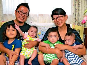 幸せいっぱいの謝花さん家族。(前列右から)三つ子の楽ちゃん、幸ちゃん、栞里ちゃん。長女の千幸ちゃん=沖縄市知花