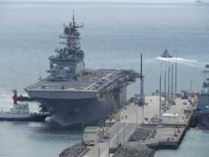 ホワイトビーチに接岸する米海軍の強襲揚陸艦ボノム・リシャール=22日午後1時30分ごろ、うるま市勝連