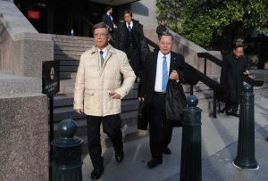 米議会調査局メンバーとの面談を終えた翁長雄志知事(左)=1日午後3時50分ごろ、米・ワシントン