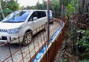 G地区のヘリパッドに続く進入路に設置された赤土流出防止柵=12月24日(提供)