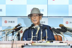 記者会見で辺野古埋め立て承認の撤回の手続き開始を表明する翁長雄志知事=27日午前、県庁