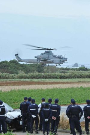 不時着場所から離陸する米軍普天間飛行場の新型攻撃ヘリAH1Z=21日午前11時14分、うるま市与那城伊計島