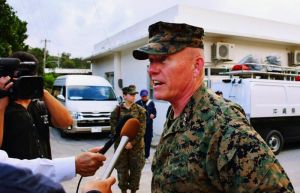 オスプレイ不時着事故現場近くの住民に謝罪し、取材に応じる在沖縄米軍トップのニコルソン沖縄地域調整官=19日午後、沖縄県名護市