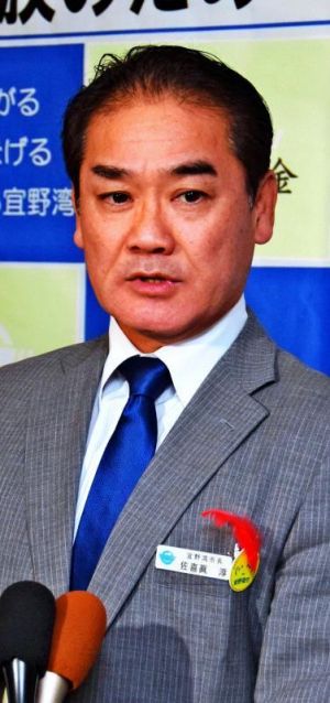 米軍CH53Eヘリの飛行再開について記者の質問に答える佐喜真淳宜野湾市長=19日、同市役所