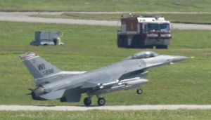 消防車両が待機し緊急着陸したと見られる米コロラド州から飛来したF16戦闘機=4日午後2時28分、嘉手納基地