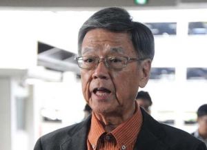 記者団に訪米への意気込みを語る翁長雄志知事=11日、那覇空港