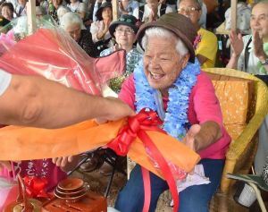トーカチ祝いで花束を贈られる島袋文子さん=27日午前11時47分、名護市辺野古の米軍キャンプ・シュワブゲート前(金城健太撮影)