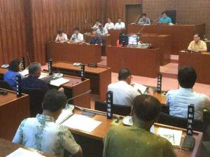組織犯罪処罰法改正案の廃案を求める意見書案を全会一致で可決する北中城村議会=12日午前、同村議会