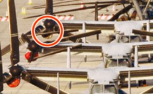右側エンジンの空気取り入れ口が落下したとみられるオスプレイ(手前から3機目)=9日午後5時25分、宜野湾市・米軍普天間飛行場(金城健太撮影)