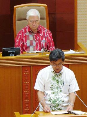 沖縄県名護市数久田の「流弾」に関する抗議決議と意見書の提案理由を説明する仲宗根悟県議(手前)=6日、沖縄県議会