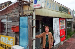 「ヤギ汁にヨモギを入れたのは私が最初だった」と話す宮里ヨシ子さん=名護市東江