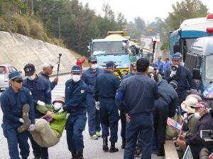 工事車両を米軍キャンプ・シュワブに入れるため、抗議する市民らを排除する県警機動隊員ら=2日午前9時すぎ、名護市辺野古