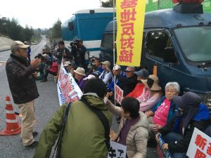 年明け初めての座り込み行動に参加する市民ら=5日午前7時17分、名護市辺野古のキャンプ・シュワブゲート前
