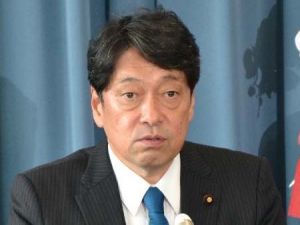 共同インタビューに答える小野寺五典防衛相=4日、防衛省