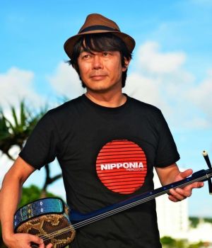 沖縄民謡の保存活動に取り組む宮沢和史さん