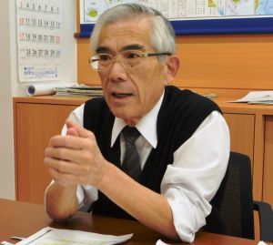 本部港の岸壁使用を許可した理由を説明する高良文雄町長=11日、本部町役場