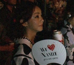 花火を鑑賞する安室奈美恵さん=16日、宜野湾市・花火ショー特設会場