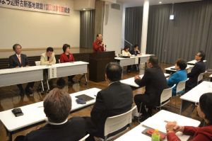 辺野古での座り込み再開を決定する止めよう辺野古新基地建設!議員団の照屋寛徳共同代表(中央)ら=4日、那覇市・八汐荘