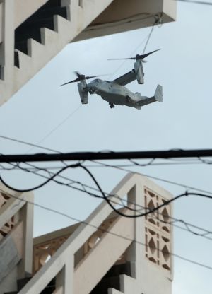 訓練で住宅地上空を飛ぶオスプレイ=2013年9月、宜野湾市大謝名