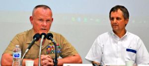 離任を前に記者の質問に答える米海兵隊第3海兵遠征軍のニコルソン中将(左)とエレンライク在沖米総領事=8日、浦添市内