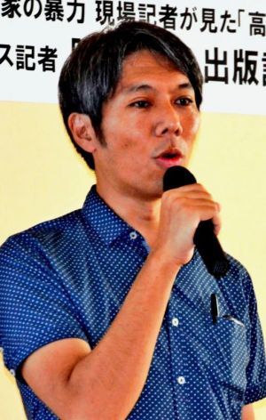 東村高江のヘリパッドや名護市辺野古の新基地建設の取材について話す阿部岳記者=日、那覇市・ジュンク堂書店那覇店