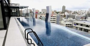 最上階10階にあるシースループール=20日、那覇市前島