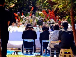 遺体が遺棄された現場で、被害女性を悼む遺族ら=29日午後2時6分、恩納村安富祖