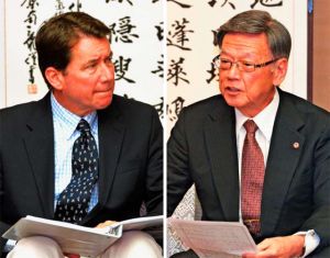 (右)ハガティ駐日米大使に沖縄の過重な基地負担を訴える翁長雄志知事(左)険しい表情で翁長知事の話を聞くハガティ駐日米大使=13日、沖縄県庁