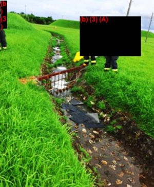 雨水溝へ流入した有害物資の浄化作業をする米軍人(情報公開制度で嘉手納基地から入手、顔などはマスキングされ撮影日の記載はない)