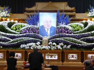 沖縄県知事を2期8年務めた大田昌秀さんの告別式で焼香する親族ら=15日午後1時10分ころ、浦添市伊奈武瀬のいなんせ会館