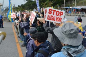 「辺野古新基地反対」とシュプレヒコールに合わせて拳を挙げる市民ら=25日、名護市辺野古、キャンプ・シュワブゲート前