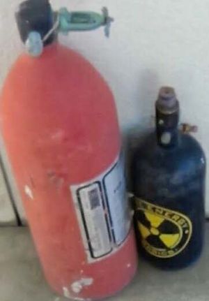 米軍基地内から出たごみに入っていたボンベ。危険物を知らせるマークがある(提供)