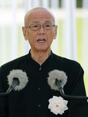 沖縄全戦没者追悼式で、平和宣言を読み上げる沖縄県の翁長雄志知事=23日午後、沖縄県糸満市の平和祈念公園