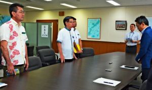 米軍のものとみられる銃弾が見つかった件で沖縄防衛局に抗議する恩納村の長浜善巳村長(左から2人目)と宮里勇区長(左)=17日、沖縄防衛局