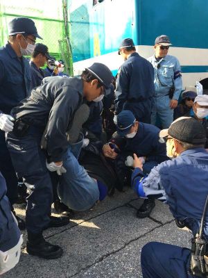 新基地建設に反対する市民を排除する県警の機動隊員=17日午前9時、名護市辺野古