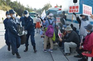 新基地建設に反対して座り込み抗議する市民と強制排除する機動隊員ら=1日午前9時すぎ、名護市辺野古、米軍キャンプ・シュワブゲート前