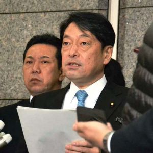 米軍ヘリの不時着を受け、マティス米国防長官に再発防止などの徹底を求めたことを明らかにする小野寺五典防衛相=9日午前、防衛省