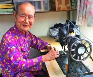 「モーニングやタキシードをもう一度仕立てたいな」と話す長山幸夫さん=名護市城の洋服店