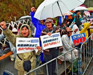 座り込み行動千日でゲート前に集まり、新基地建設反対を訴える参加者=1日午前10時半すぎ、名護市辺野古のキャンプ・シュワブゲート前
