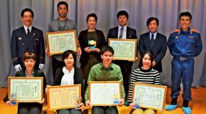 人命救助の感謝状が贈られた東理恵さん(前列左端)ら=18日、銘苅小学校
