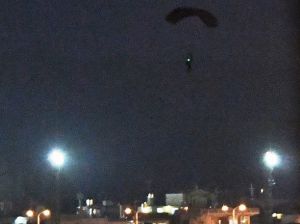 夜間パラシュート降下訓練で、嘉手納基地内に降下する米兵=5月10日午後7時40分