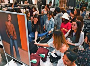 安室奈美恵さんのコラボ商品を買い求める人たち=21日午前、北中城村・H&M イオンモール沖縄ライカム店