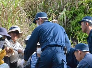 米軍ヘリパッド建設に抗議する市民を拘束しようとする警察=2016年10月