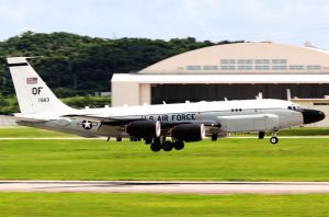 北朝鮮の弾道ミサイル発射を警戒する任務を終えて米軍嘉手納基地に戻る電子偵察機RC135S(コブラボール)=4日午後1時42分、米軍嘉手納基地(読者提供)