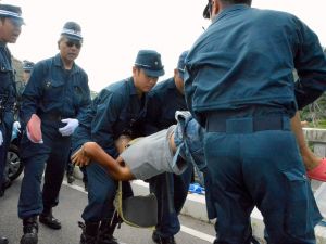 座り込みを続ける市民を強制排除する機動隊=8月20日、東村・高江