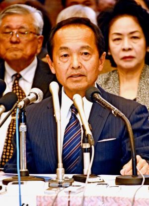 名護市長選の政策を発表する渡具知武豊氏=28日、名護市・IZUMO